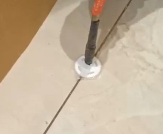 黄陂瓷砖空鼓维修公司专业解答瓷砖在铺贴过程中，如果没有涂抹均匀到位的粘结材料（如水泥砂浆或瓷砖胶），可能会导致以下问题